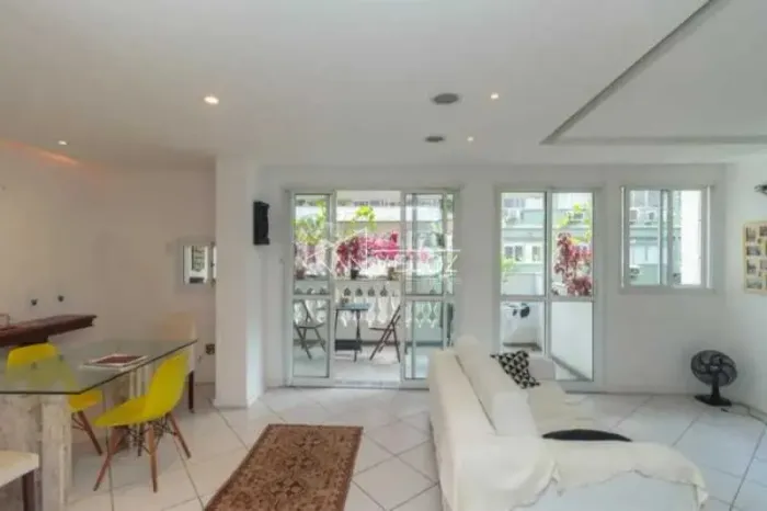 Apartamento : / Residencial / Humaitá