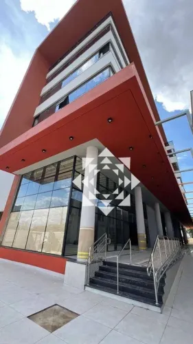 Prédio comercial para locação na 104 Norte em Palmas com fachada espelhada e opção de loca