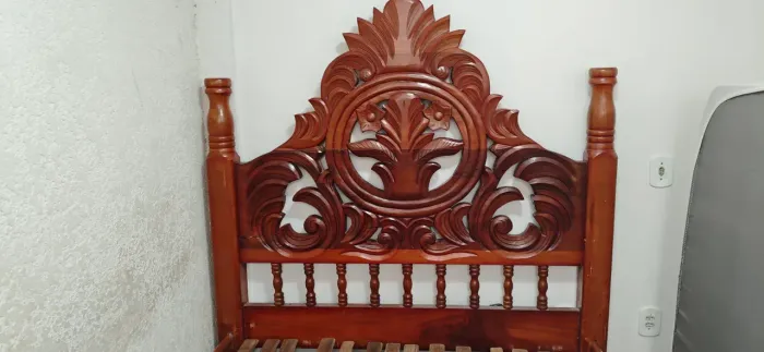 Cama de mogno
