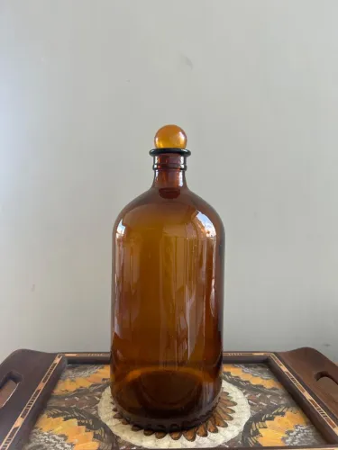 Garrafa em tom âmbar vintage 