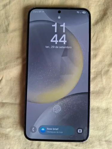 S24 PLUS DE 256 GB/POSSUI ESSE PEQUENO TRINCO NO VIDRO DA TELA BEM NO CANTO..LEIA O ANÚNCI