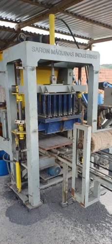 Máquina de blocos de concreto.
