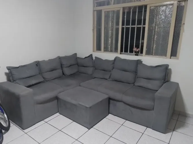 Sofá formato L (cinza)