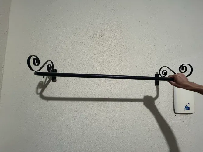 Araras de chão e suportes de parede (estilo industrial/provençal).