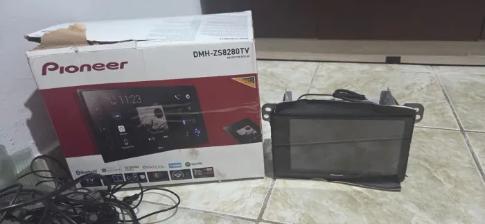 multimidia Pioneer DMH-ZS8280TV junto com a Interface do volante Faaftech 