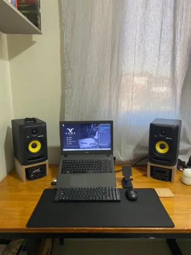 Par de Monitores de Estúdio KRK Rokit 5 G3 + Bases em MDF