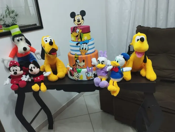 DECORAÇÃO CENTRO DE MESA  FESTA ANIVERSÁRIO BOLO FAKE TURMA DO MICKEY.