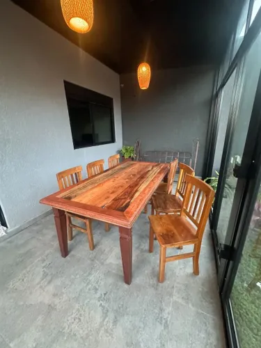CONJUNTO DE MESA DE MADEIRA DE DEMOLIÇÃO + 6 CADEIRAS