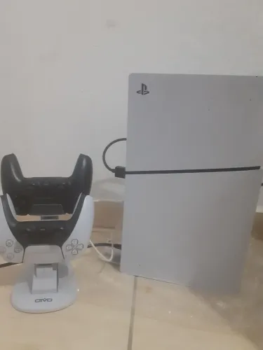 PS5 SLIM SEMINOVO COM 2 CONTROLES ORIGINAIS E UM SUPORTE DE CARREGADOR, PARA VENDER LOGO.