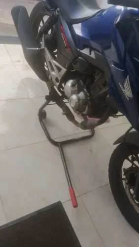 Cavalete central portátil com rodinhas para moto.