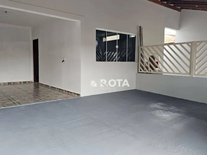 2 casas (frente com 2 quartos) + (fundo com 1 quarto)