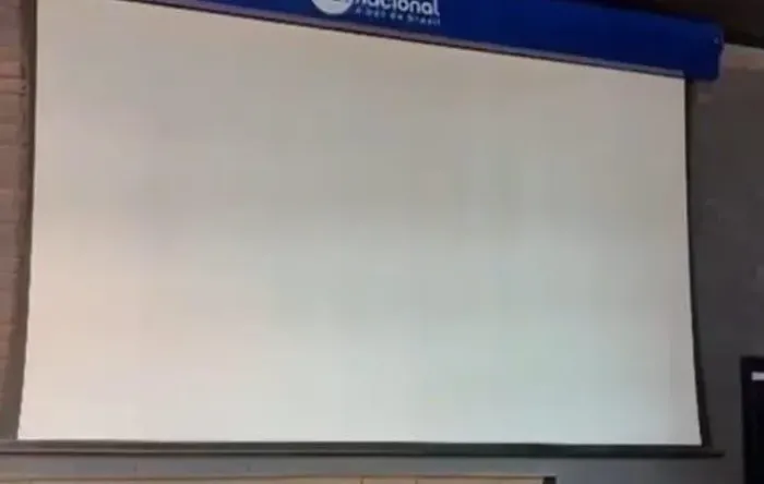 TELA DE PROJEÇÃO RETRÁTIL E ÉLETRICA