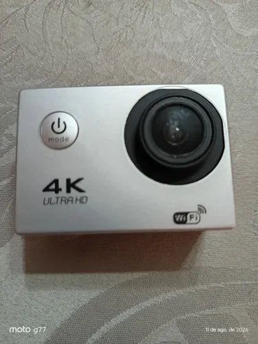 Câmera Action 4K com cartão memória e bastão selfie