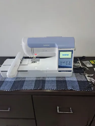 Máquina de bordar eletrônica