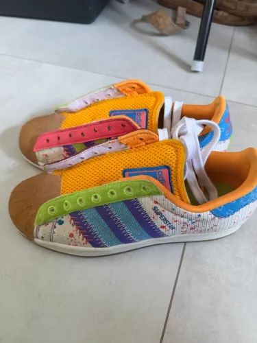 Tênis adidas superstar colorido