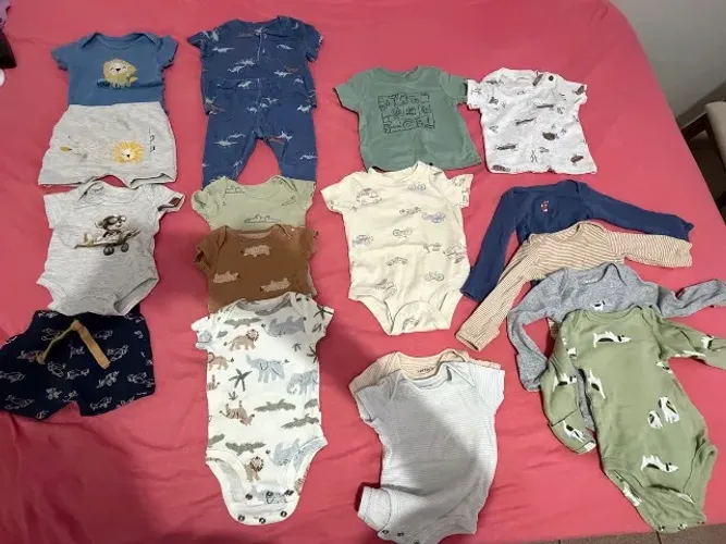 Roupas de bebê menino RN e P,M e G está variados(41 peças ) ! Bem conservados