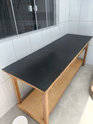 Bancada robusta com tampo emborrachado 200 x 65 cm