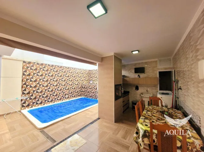 CASA NO CONDOMÍNIO RESIDENCIAL JARDIM COM 02 DORMITÓRIOS SENDO UMA SUÍTE COM COZINHA PLANE