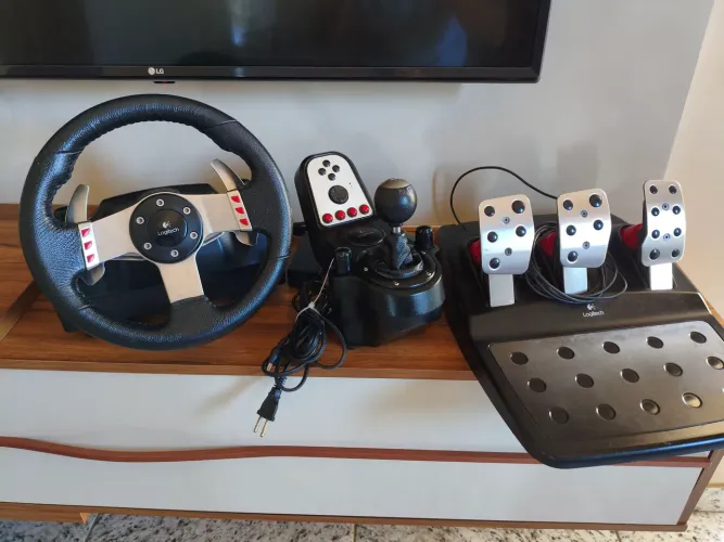 Volante Logitech G27 com câmbio.