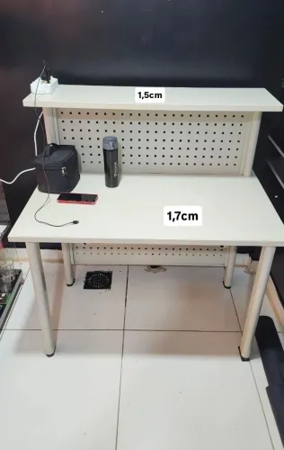 Bancada muito nova de aço e madeira sem ótima para bancada de assistência de celular.