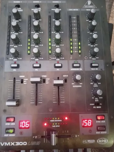 Vendo Mixer para DJ Behringer vmx 300 3 canias 