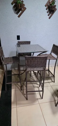 Bistrô com 4 cadeiras e tampa de vidro