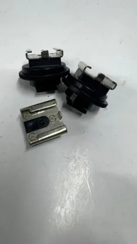 Adaptador de sapata/conversor )  da Sony para uma sapata universal. 