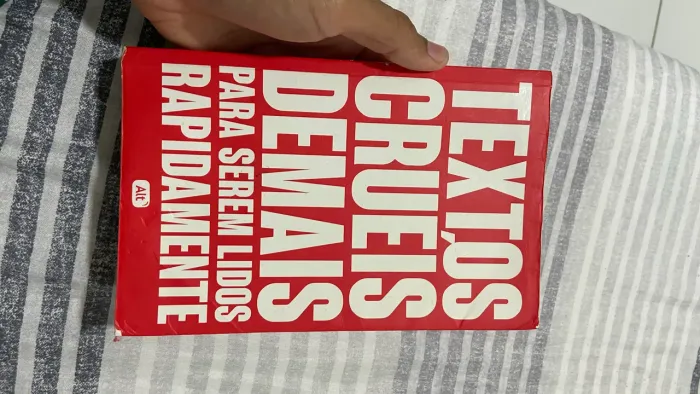 Textos cruéis demais para serem lidos rapidamente no precinho 