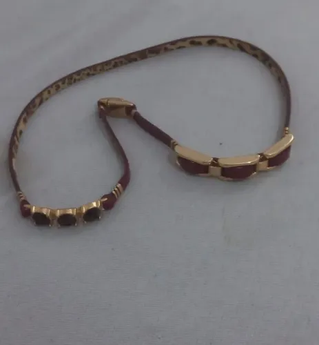 Conjunto Vintage Colar e Pulseira Dourado com Detalhes Vinho