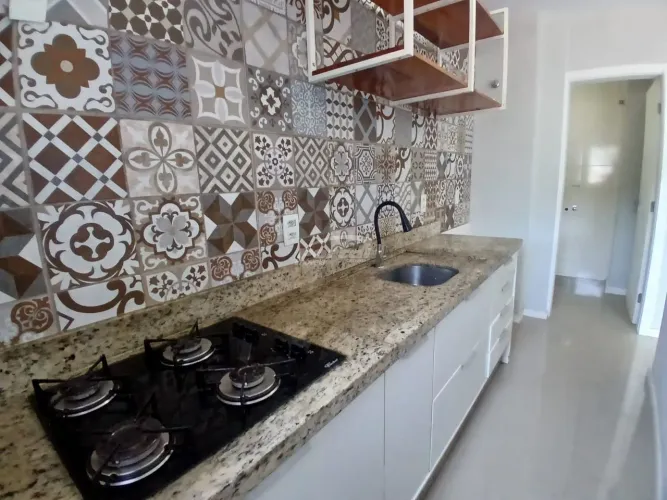 Apartamento semimobiliado com 2 dormitórios sendo 1 suíte, sacada com churrasqueira e 2 Va