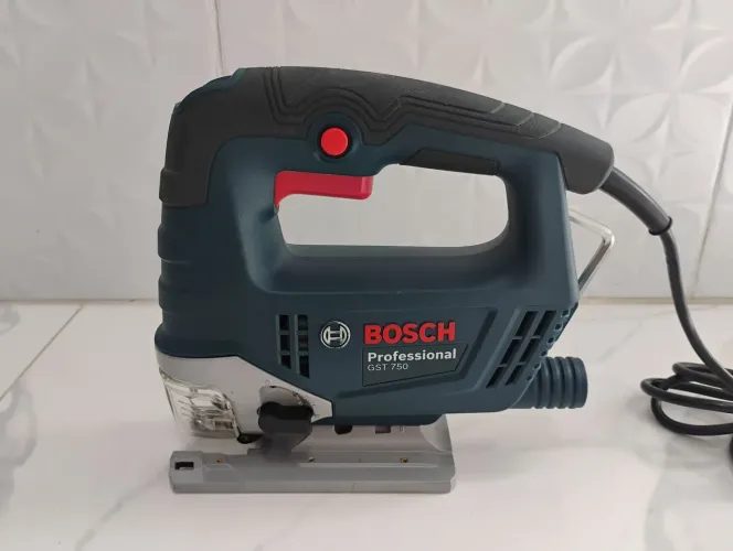 Bosch Serra tico tico GST 750 110V usada