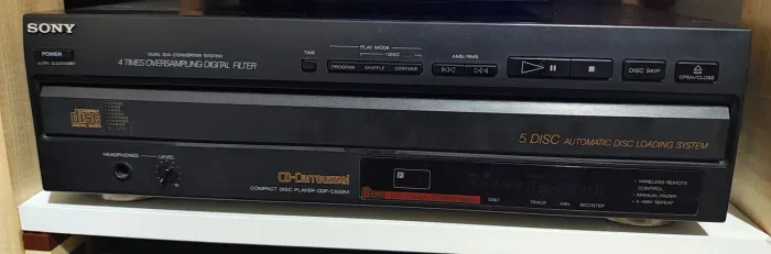 CD Player Sony CDP-C502M - DEFEITO (não liga)