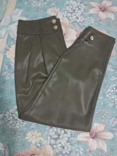 Calça em pu verde nova