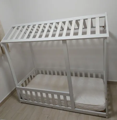 Cama montessoriana com telhado, cor branca.<br>Colchão D18