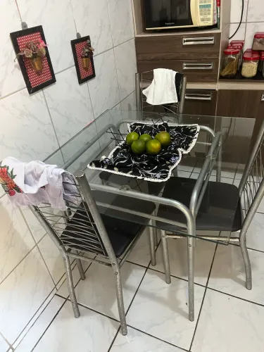 Mesa com 03 cadeiras 