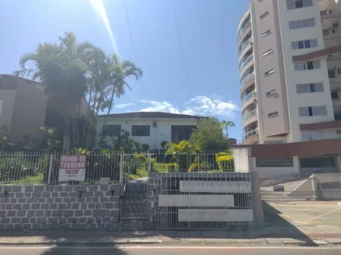 Terreno de 562 m² à venda no bairro Abraão, em Florianópolis/SC.