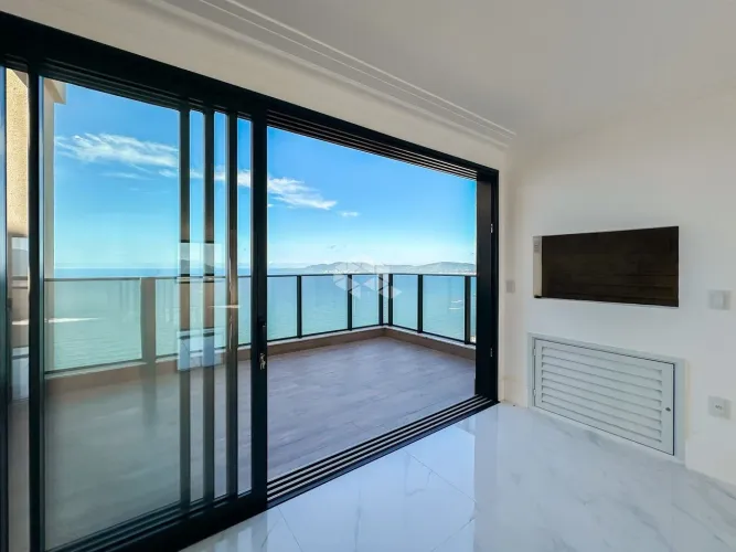 Cobertura Triplex 4 suítes 6 vagas com vista Mar na Meia Praia em Itapema