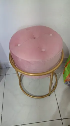 Banquinho puff rosa e dourado