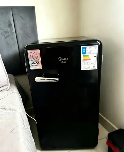Vendo frigobar retro preto 900$. 5 meses de uso motivo da venda mudança