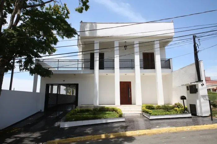 Casa de condomínio para venda possui 452 metros quadrados com 3 quartos