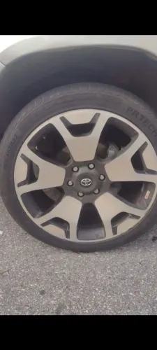 Vendo ou troco todas aro 22 em rodas original Hilux acima de 2020