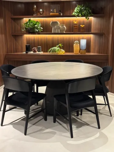 Mesa de jantar e cadeiras