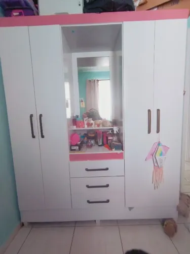 Vende-se um guarda roupa 800, cama 1.500 viúva