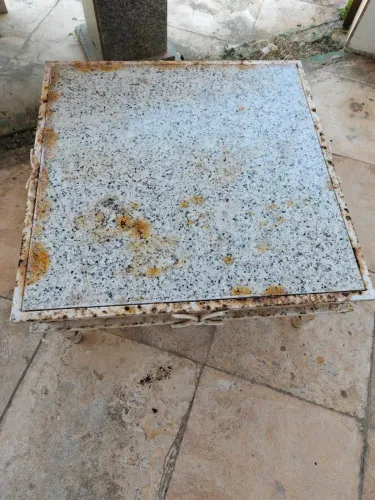 Mesa de Centro em Ferro com Tampo de Granito 79x79cm