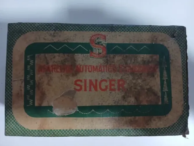 ANTIGO APARELHO AUTOMÁTICO DE ZIGUEZAGUE, MARCA SINGER, ANOS 50, ORIGINAL C/ CONJ. EXTRA