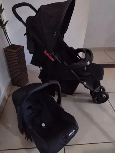 Carrinho com bebê conforto