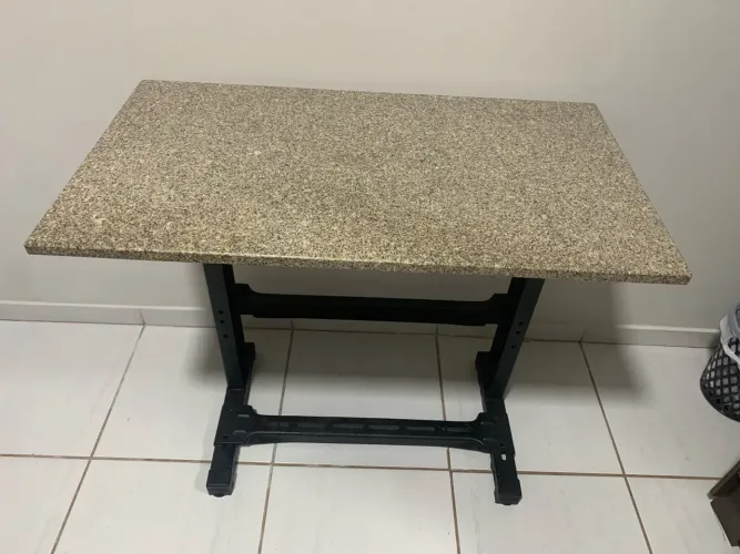 Mesa com Tampo de Mármore Solto + Base de Ferro