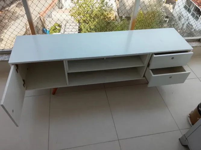 Rack branco, medidas 1,64 x 0,40  bom estado ideal pra televisão inclusive tomada interna.