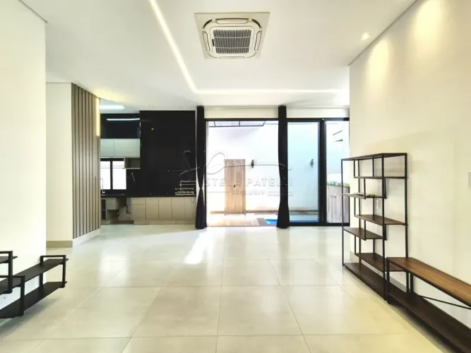 Casa térrea de 140m² com 03 suítes para locação e venda em condomínio - Vila do Golf