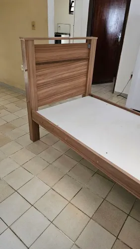 Cama solteiro de madeira